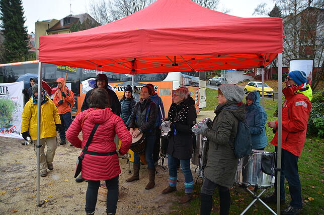Die Markdorfer Parents for Future kamen zur Unterstützung der Demonstranten mit einer Samba-Musikgruppe nach Überlingen.