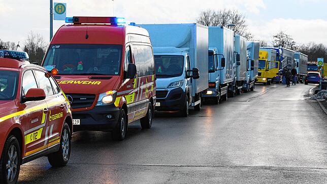 Gegenüber der Firma Kramer sammelten sich die Fahrzeuge des Hilfskonvois.