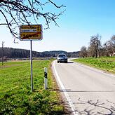 Schmal geht es zu an der Straße.