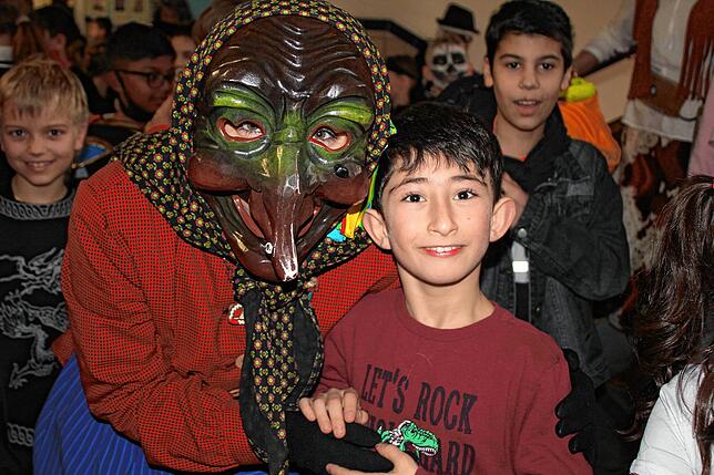 Bild 2: Narri Narro in der Pestalozzi-Schule und dem Kindergarten St. Petrus Canisius