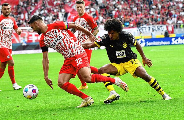 Freiburgs Vincenzo Grifo (l.) und Dortmunds Karim Adeyemi wetteifern um den Ball.