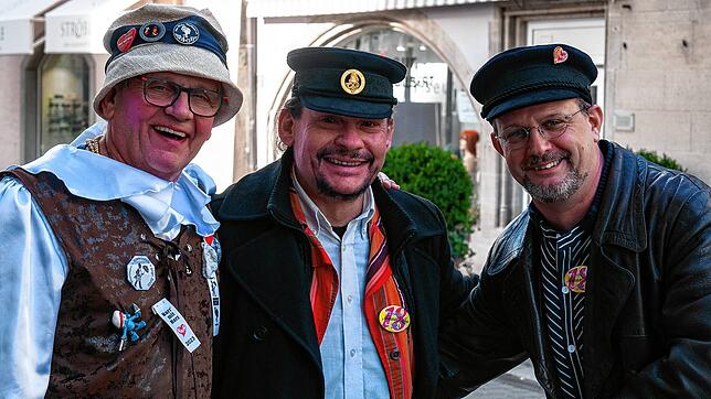 Altwieberich Karl-Heinz Saum (links), Narrenrat Werner Eckert (Mitte) und Alexander Metzler von Skid (rechts).