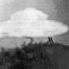 Eine angebliche fliegende Untertasse, aufgenommen von einem 13-jährigen Jungen am 15. Februar 1954 in Coniston in Großbritannien. Auch ...