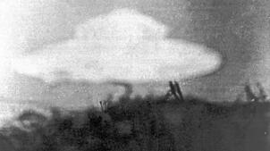 Eine angebliche fliegende Untertasse, aufgenommen von einem 13-jährigen Jungen am 15. Februar 1954 in Coniston in Großbritannien. Auch ...