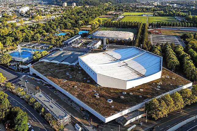 Die St. Jakobshalle (vorne) mit den Sportanlagen St. Jakob im Hintergrund. Hier findet am 17. Mai 2025 das Finale des 69. Eurovision ...