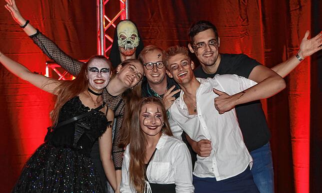 Gruselige Wesen beim ausgelassenen Feiern: So wie 2023 im Konzil könnten die Halloween-Partys auch dieses Jahr wieder aussehen.