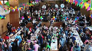 Die Rhy-Wehra-Schränzer unterhalten die Gäste beim Kinderball.