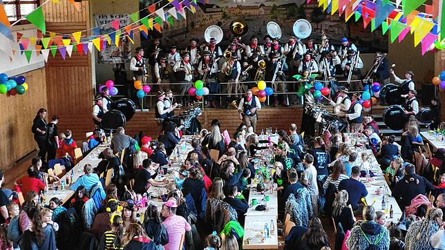Die Rhy-Wehra-Schränzer unterhalten die Gäste beim Kinderball.