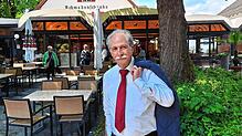 Alfio Di Mauro vor der Schwedenschenke, hier war er viele Jahre stellvertretender Restaurantleiter.