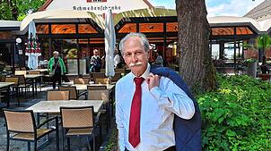 Alfio di Mauro vor der Schwedenschenke, hier war er viele Jahre stellvertretender Restaurantleiter.