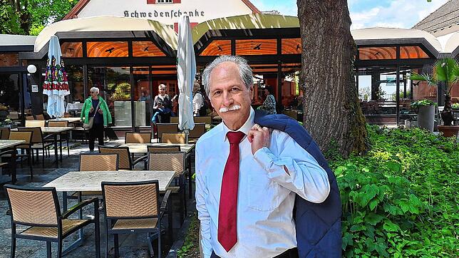 Alfio Di Mauro vor der Schwedenschenke, hier war er viele Jahre stellvertretender Restaurantleiter.