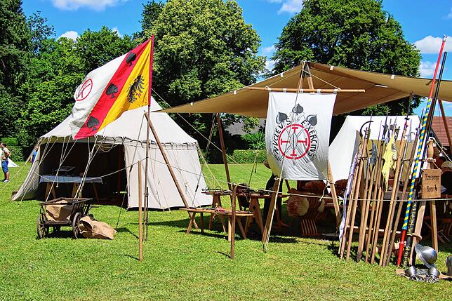 Bauernkriegslager vor der Bundschuhhalle.