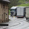 Noch immer quälen sich viele Hundert Autos und Lastwagen durch das Nadelöhr B&nbsp;314 in Grimmelshofen. Bild: Lucia van Kreuningen