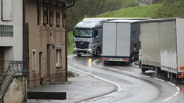 Noch immer quälen sich viele Hundert Autos und Lastwagen durch das Nadelöhr B&nbsp;314 in Grimmelshofen. Bild: Lucia van Kreuningen