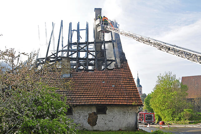 Bild 7: Mehrere hunderttausend Euro Schaden: So zerstören die Flammen einen Bauernhof in Mundelfingen
