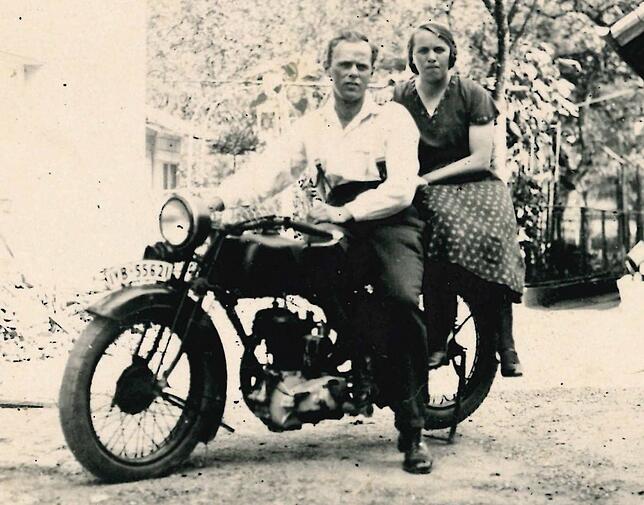 Ein „schneidiger“ Motoradfahrer Ende der 1920er Jahre: Anton Büche mit seiner Schwester.