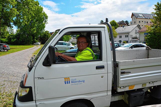 In seinem Kleintransporter ist Gärtner Andreas May viel unterwegs, um sich um das städtische Grün zu kümmern.