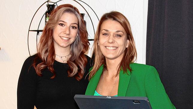 Sie bereiten sich auf die Legalisierung von Cannabis vor: Stefanie Arndt (rechts) und ihre Mitarbeiterin Fanziska Schmidt im Tiengener ...