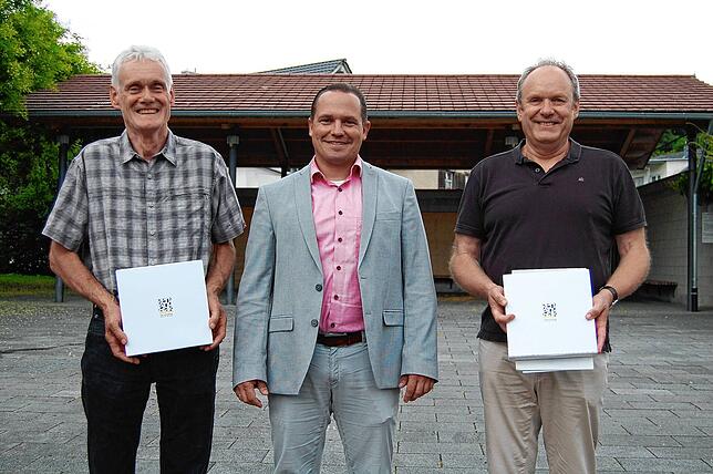 Franz Sutter (CDU, links) und Peter Schanz (rechts) werden von Bürgermeister Jürgen Wiener für 20 Jahre im Gemeinderat geehrt.