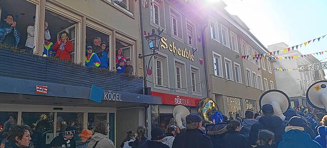 Bild 2: Der große Fasnetsumzug in Tiengen im strahlenden Sonnenschein - hier die schönsten Einblicke