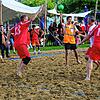 Viel Spaß haben beim ersten Beachhandball-Turnier die Teilnehmer des Gaudi-Turniers, an dem acht Teams teilnehmen.