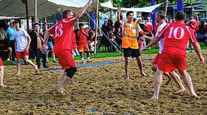 Viel Spaß haben beim ersten Beachhandball-Turnier die Teilnehmer des Gaudi-Turniers, an dem acht Teams teilnehmen.