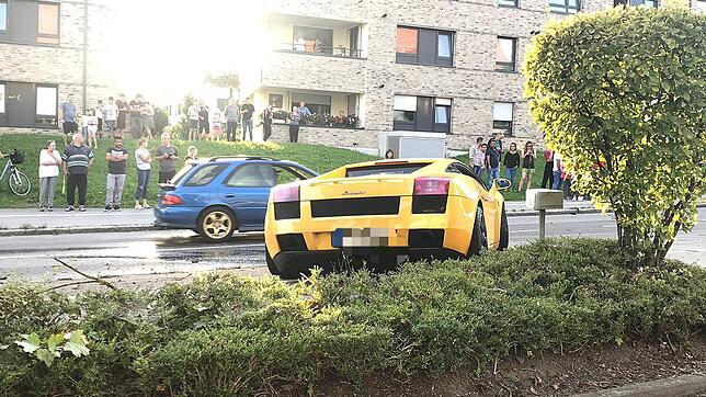 Unfall in der Solarstadt: Ein gelber Lamborghini kam wegen überhöhter Geschwindigkeit von der Fahrbahn ab und prallte gegen einen Baum.
