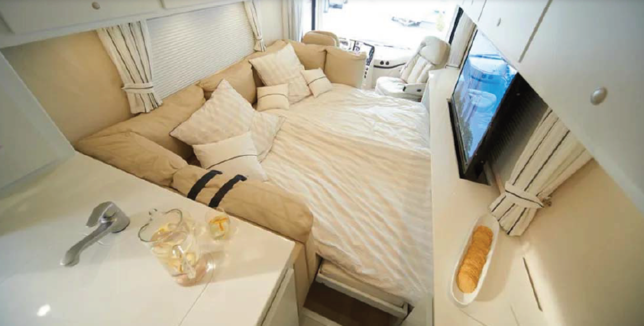 Das Schlafzimmer bietet für einen Wohnwagen ein erstaunlich geräumiges Doppelbett.