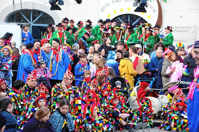 Viele Zuschauer verfolgen das Narrenbaumstellen, das von der Stadtmusik flott begleitet wurde.