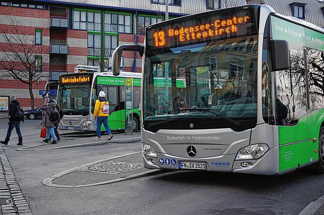 Zwei Stadtbusse am Stadtbahnhof in Friedrichshafen. Die sollen künftig enger getaktet fahren.