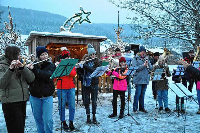 Die Jugendkapelle tritt beim Weihnachtsmarkt Blumberg 2022 auf.