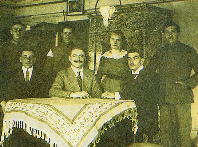 1918 saß Fritz Zwick in der Mitte, seine Frau Luise stand neben ihm. Die beiden sind die Großeltern des heutigen Ochsenwirts Alfred Zwick.