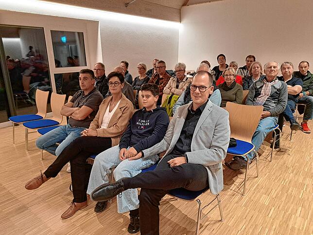 Das Vereinszentrum war mit rund 50 Zuhörern gut besucht. Darunter auch Thorsten Scigliano (ganz vorne), Mühlinger Bürgermeister und ...