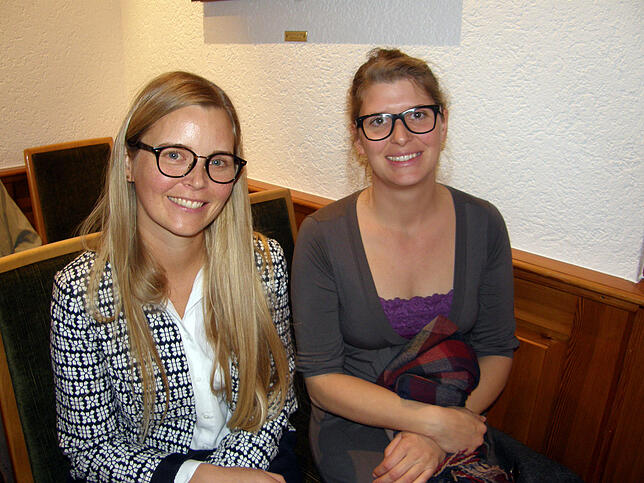 Kristin Seifert (links) und Antonia Cramer von der Stadtentwicklungsgesellschaft betreuen die Gemeinde Allensbach beim ...