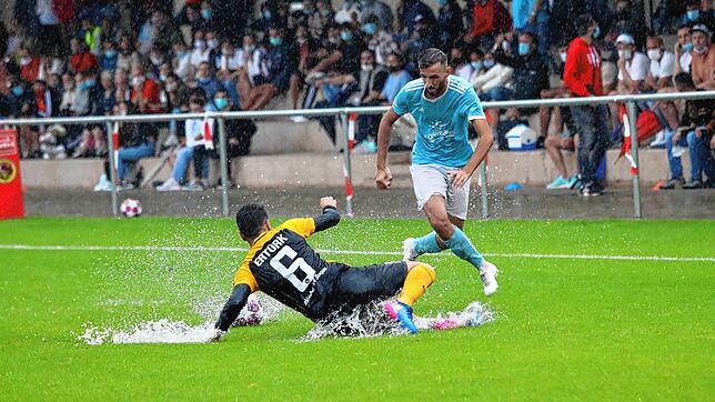 Wasserball statt Fußball: Zweikampf zwischen dem Singener Ünal Ertürk (links) und Granit Neziri vom TSV Konstanz.