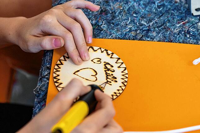 Kinder können im Dosch-Haus Brandmalerei erlernen und Motive beispielweise auf Holz oder Leder gestalten.