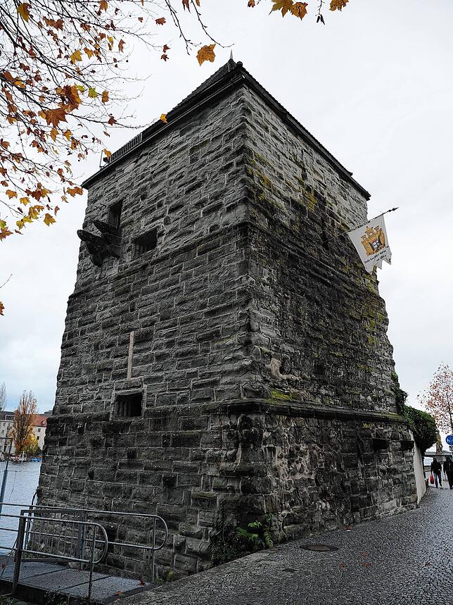 (Archivbild) So stand der Pulverturm noch am 17. November da: Auf der Westseite ist zwar eine Luke für einen Ausstieg, aber keine Leiter ...