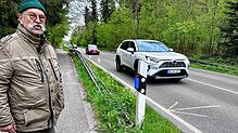 Mit dem gelben Pfeil hat die Polizei vor kurzem markiert, wo das Tier herkam und liegen blieb. Nach einem Wildunfall auf der viel ...
