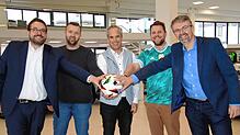 Sie freuen sich auf das Public-Viewing in der SÜDKURIER-Arena zur Fußball-EM auf dem Gelände des Autohauses Waser/Automarkt 2000 in ...