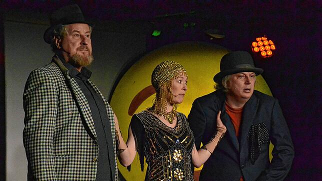Furios, grandios, virtuos – die Berliner Distel mit Stefan Martin Müller (von links), Nancy Spiller und Frank Voigtmann unterhält mit ...