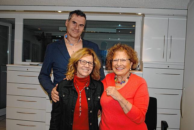 Georg Steinfurth (im Bild mit seiner Frau Kerstin) ist Nachfolger der Ärztin Carla Agostinelli-Neuhoff (rechts). Die Stadt übernimmt für ...