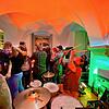 Einen Riesenspaß haben Musiker und Gäste bei der Jamboree am Samstagabend in der Donaueschinger City. Hier in der Hofbibliothek.