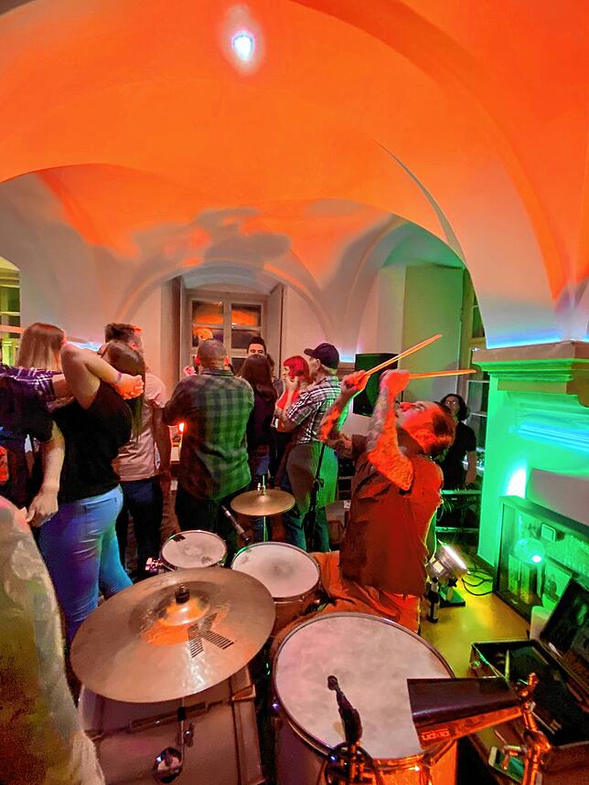 Einen Riesenspaß haben Musiker und Gäste bei der Jamboree am Samstagabend in der Donaueschinger City. Hier in der Hofbibliothek.