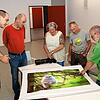 Im Vorfeld der Fotoausstellung begutachten Aaron Potschaske (von links), Jörg Potschaske, Sabine Magnall, Günter Keller und Peter Gapp ...