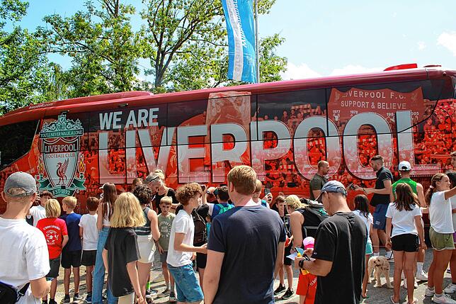 Nachdem die Fußballfans zum Teil seit 10 Uhr auf ihre Idole gewartet hatten, war die Enttäuschung groß, als diese direkt aus dem Bus ins ...