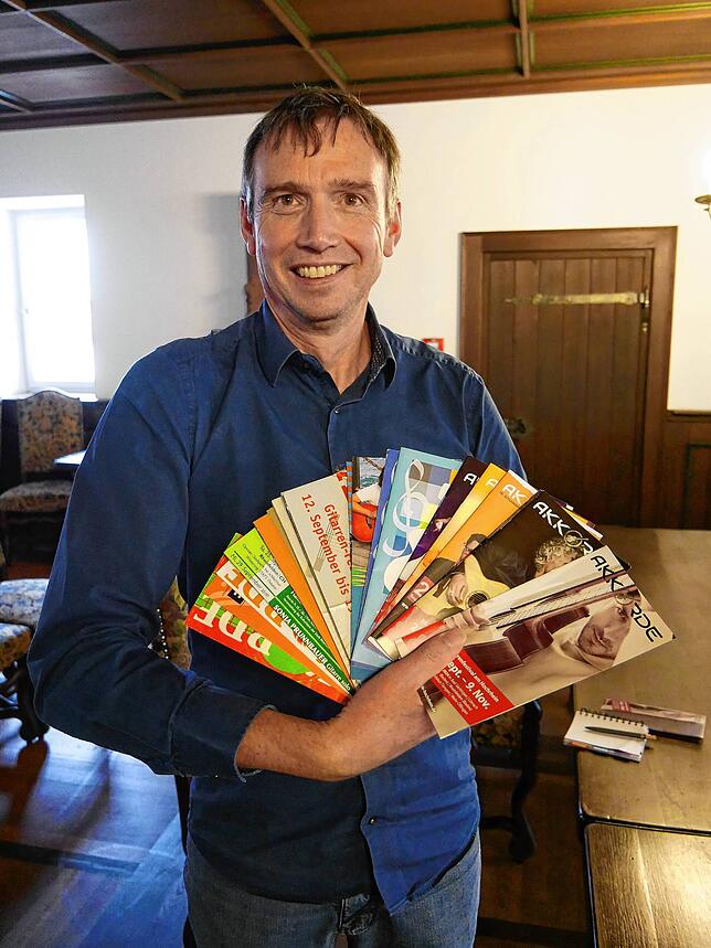 Harald Stampa präsentiert alle Programmhefte des Akkorde-Festivals seit der Gründung im Jahre 2001.