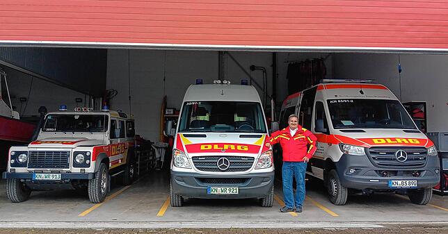 Lange Zeit hatte die DLRG ihre Einsatzwägen bei der Feuerwehr untergebracht. Umso stolzer ist Rolf Gruber nun auf die Fahrzeughalle der ...