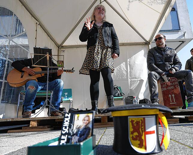 Die Musiker spielten für ein Hutgeld: (hier Nicole Scholz und Band).