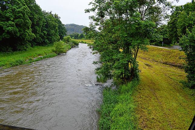 An der Wutach in Tiengen ist die Lage am Freitag noch nicht kritisch, obwohl der Fluss viel Wasser führt.