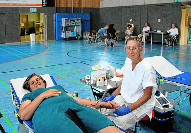 Antonia Goll (links) spendet jährlich zweimal Blut. Die 50-Jährige ist dabei auch besonders gefragt, denn sie besitzt die Blutgruppe ...